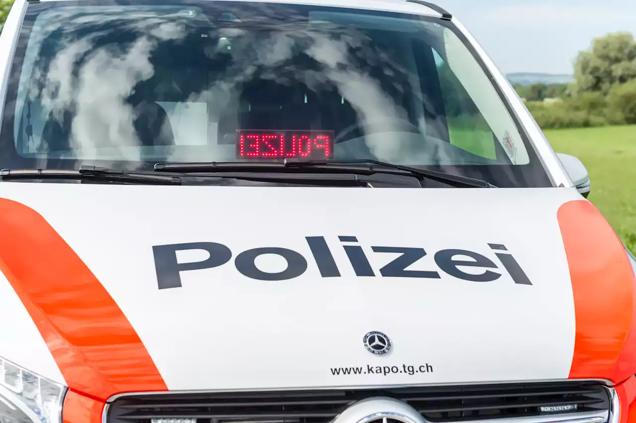 Lengwil TG: Parkiertes Auto rollt weg und erfasst Frau (57)