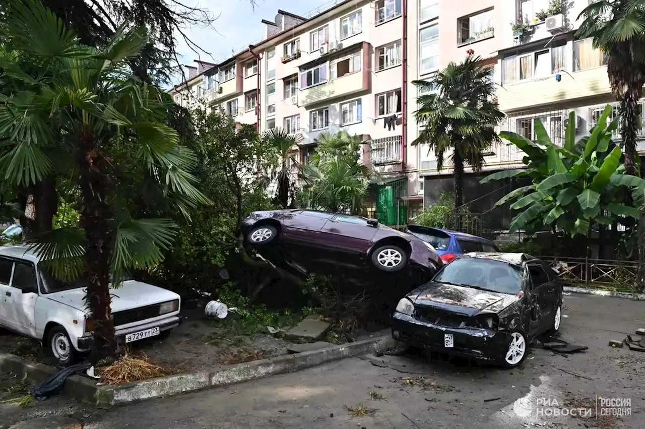 В Сочи десятки человек спасли из потоков воды во время ливней