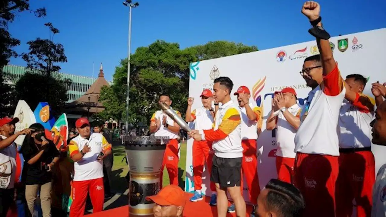 Gibran dan Sandiaga Uno Ramaikan Pawai Obor ASEAN Para Games 2022