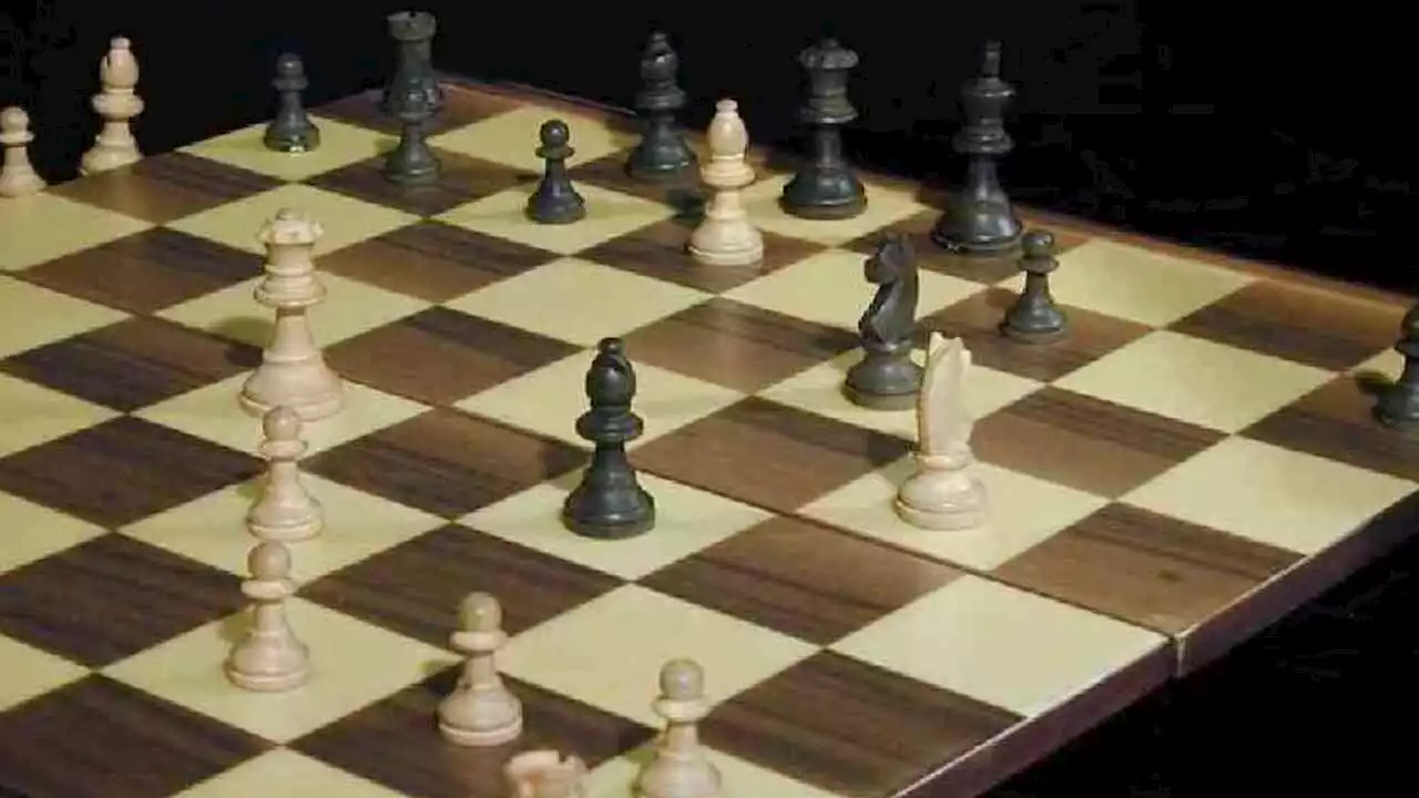 Chess-playing robot breaks 7-year-old’s finger at Moscow event