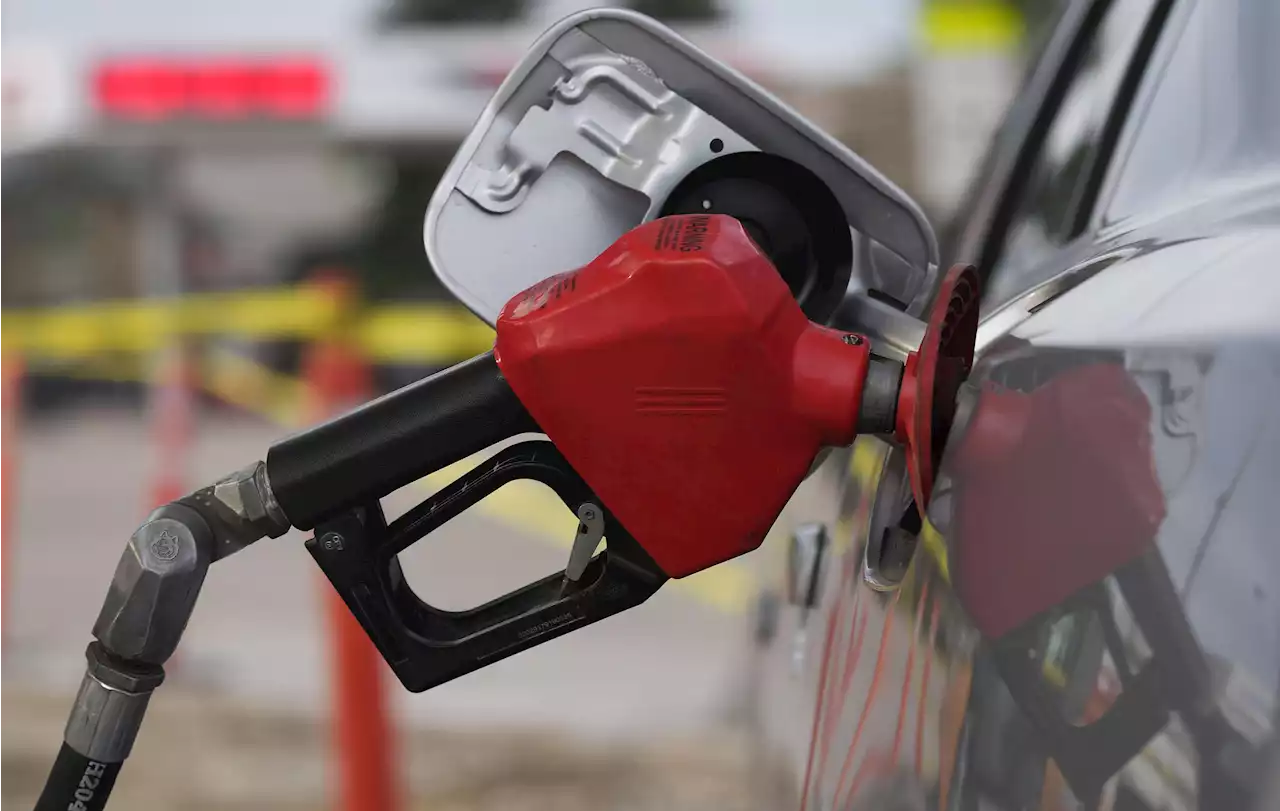 Average US gasoline price falls 32 cents to $4.54 per gallon