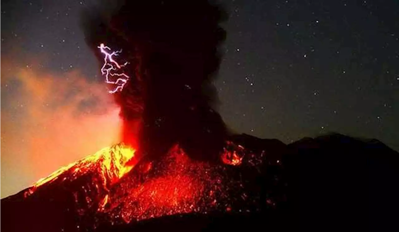 Gunung Berapi di Kyushu Jepang Meletus Minggu Malam