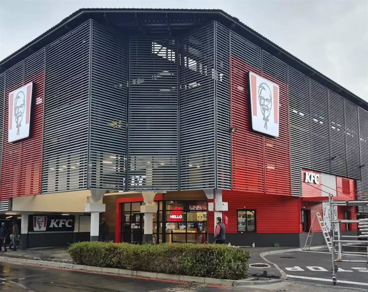 KFC has a new high-tech outlet in Cape Town with a self-service kiosk and dual drive-thru lanes | Businessinsider