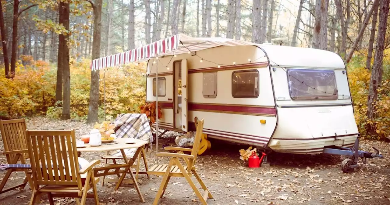 Forældrepar bor i campingvogn med to små børn: Vi gør det for børnenes skyld