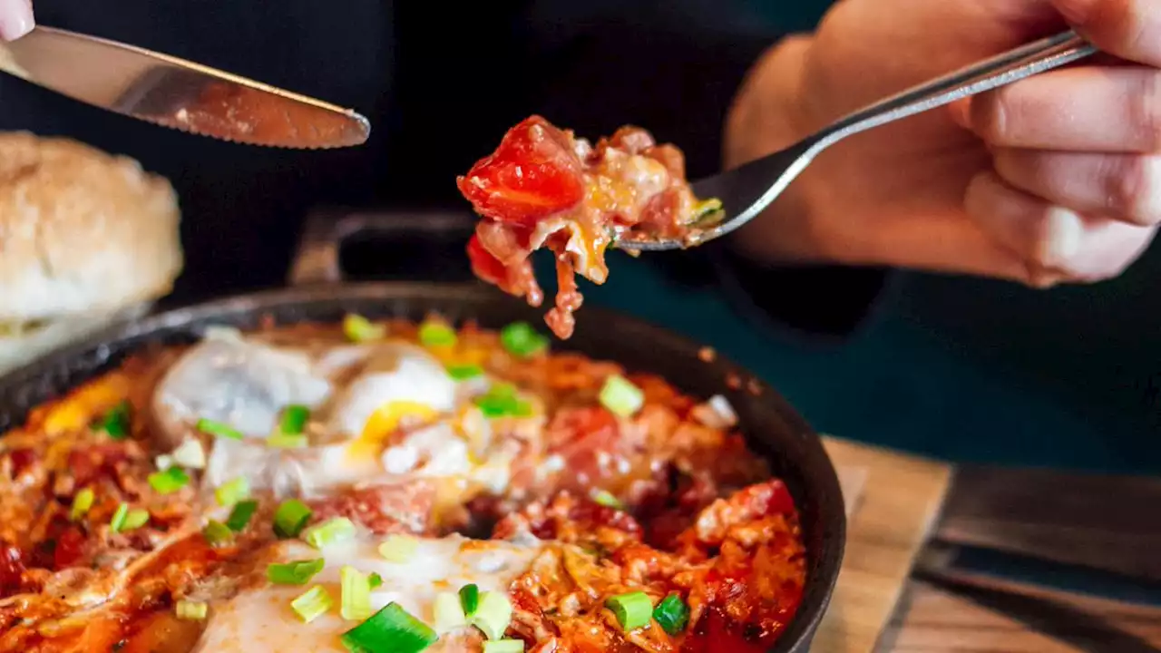 Nur 3 Zutaten: Dieses gesunde Blitzrezept für Shakshuka gelingt in 20 Minuten