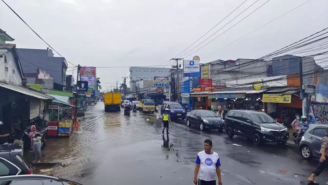 Jalan Raya Sawangan Depok Banjir, Kemacetan hingga Satu Kilometer