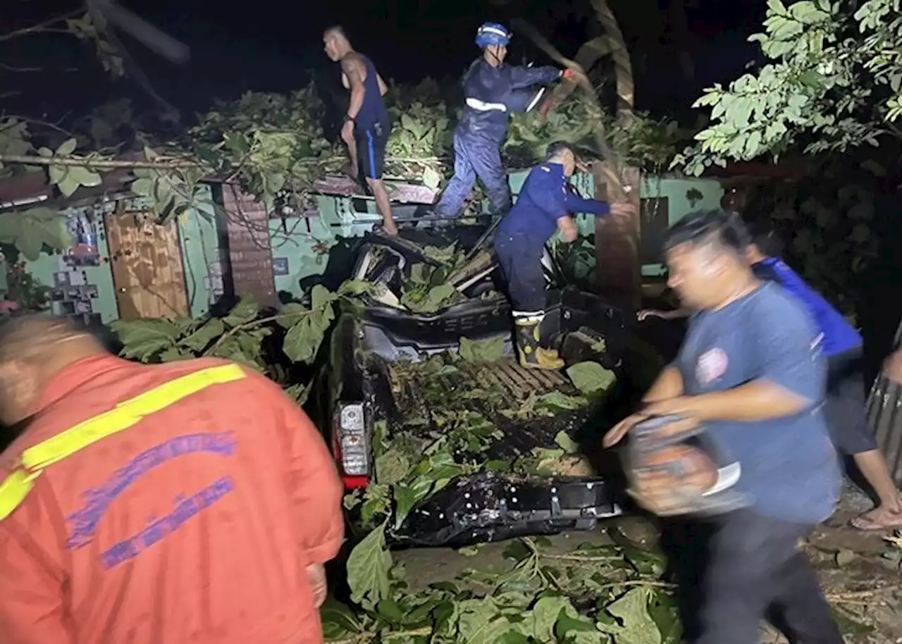 พายุฝนถล่ม ‘ปากช่อง’ พัดหลังคาปลิว-ไฟฟ้าดับ ต้นไม้ใหญ่โค่นทับ กว่า 10 หลังคาเรือน