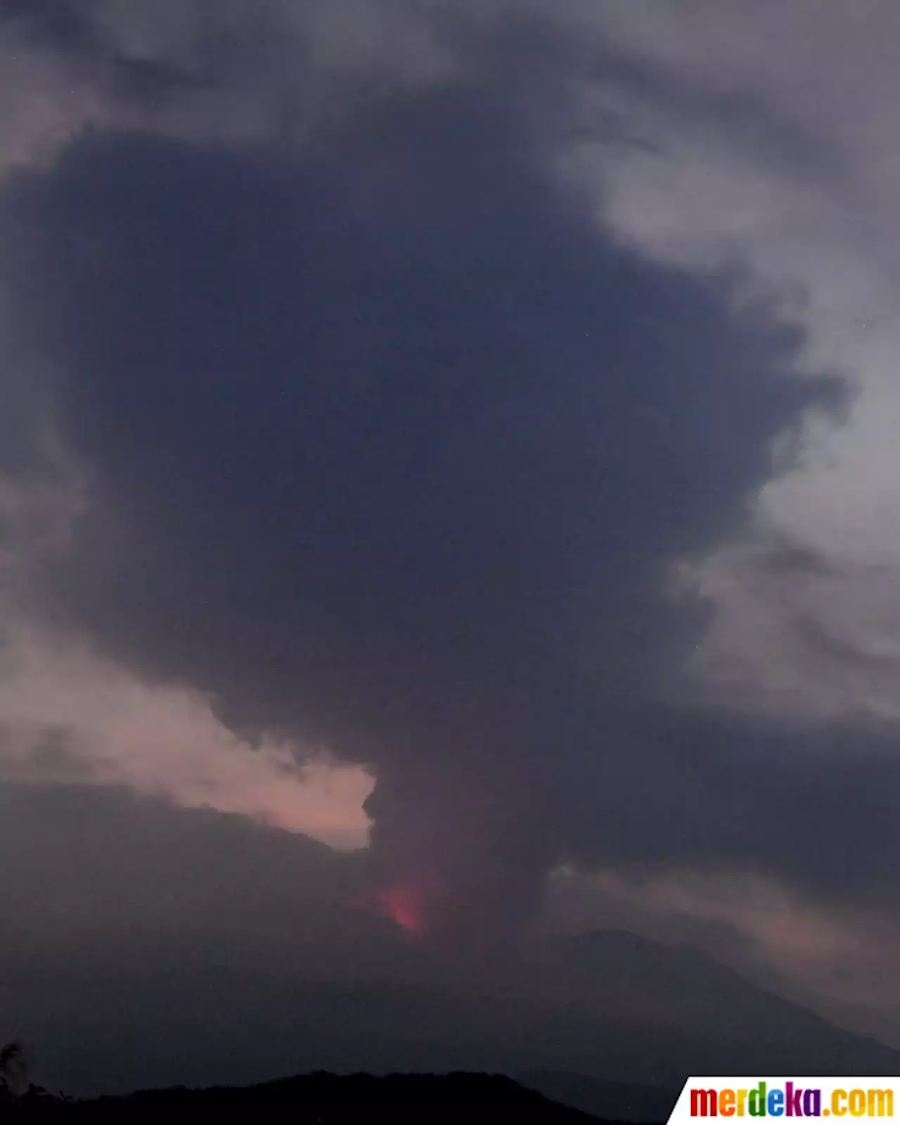 Foto : Potret Letusan Gunung Api Sakurajima di Jepang | merdeka.com