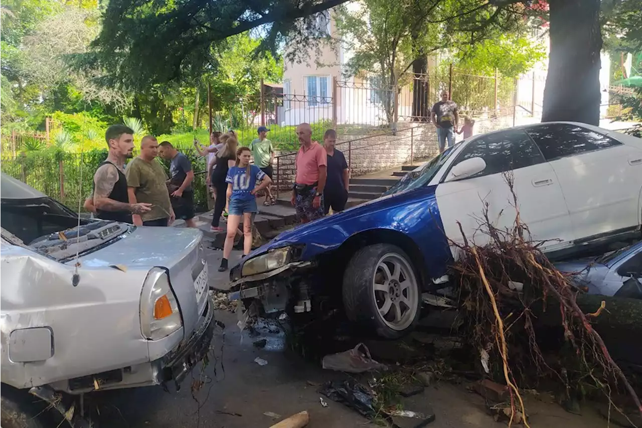 В Сочи после ливня оказались затопленными 120 автомобилей - Российская газета