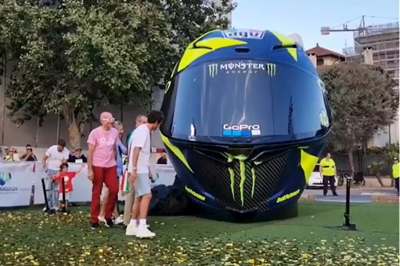 Vier Meter hoher Rossi-Helm in Pesaro enthüllt