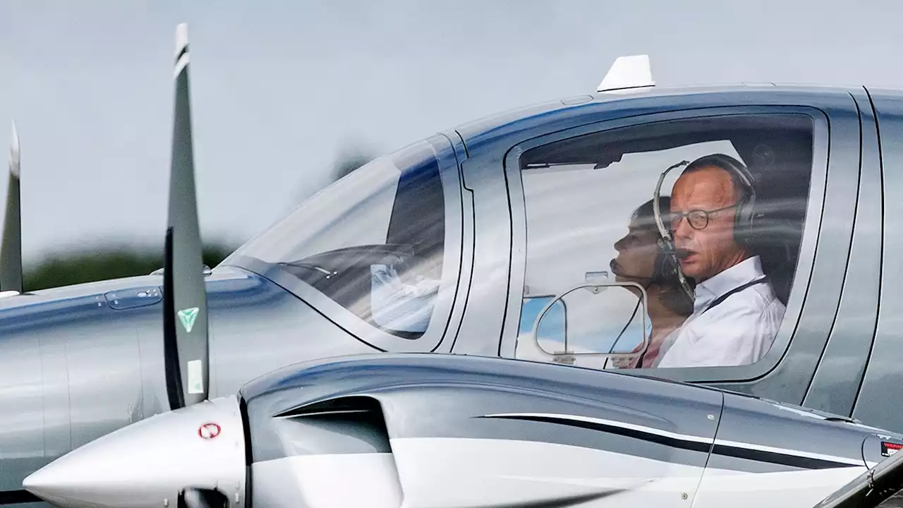 Was frisst mehr Sprit? Friedrich Merz Privatflieger oder der Regierungs-Dienstwagen?