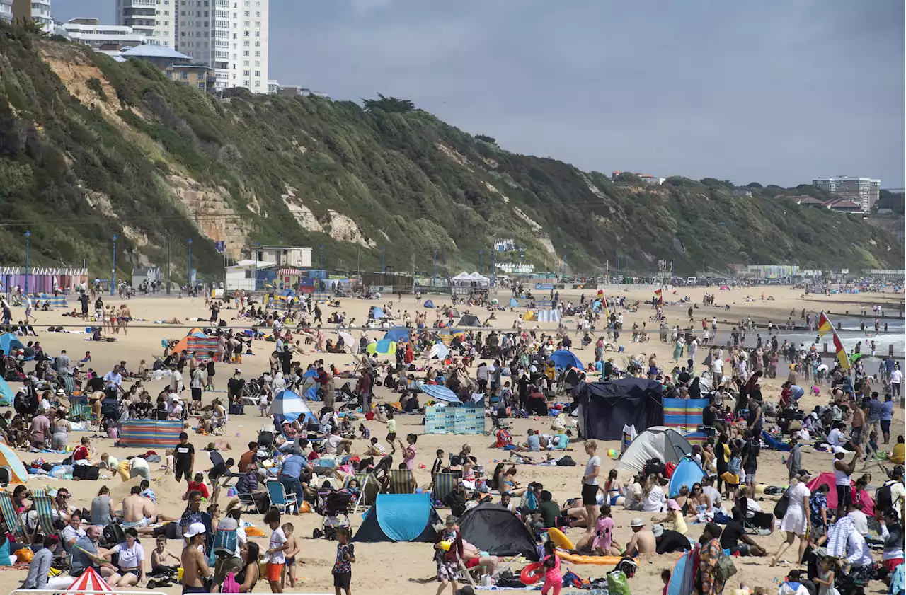 Map shows 30C sunshine sweep over UK from France for perfect beach day