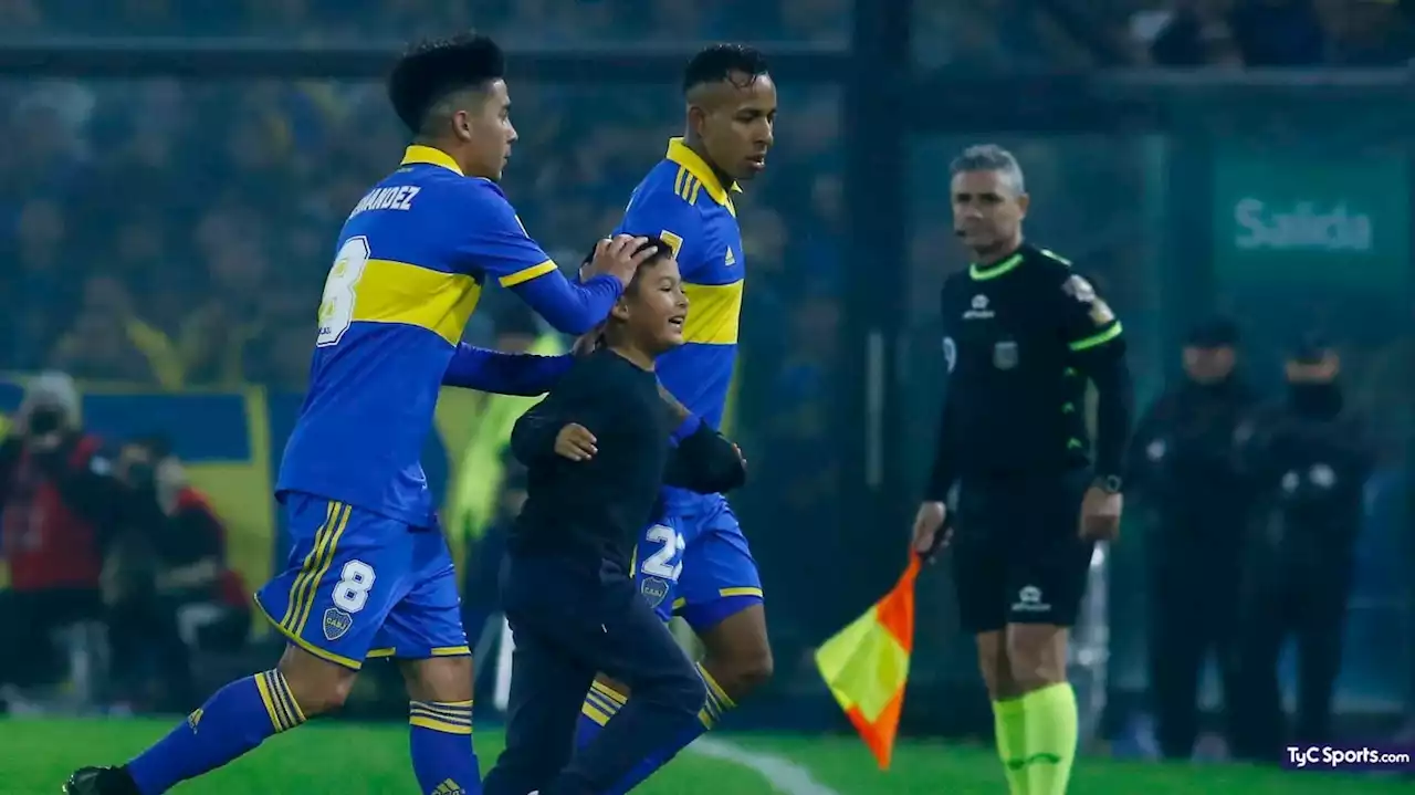 El gran gesto de los jugadores de Boca con un niño que entró a festejar el gol de Rojo - TyC Sports