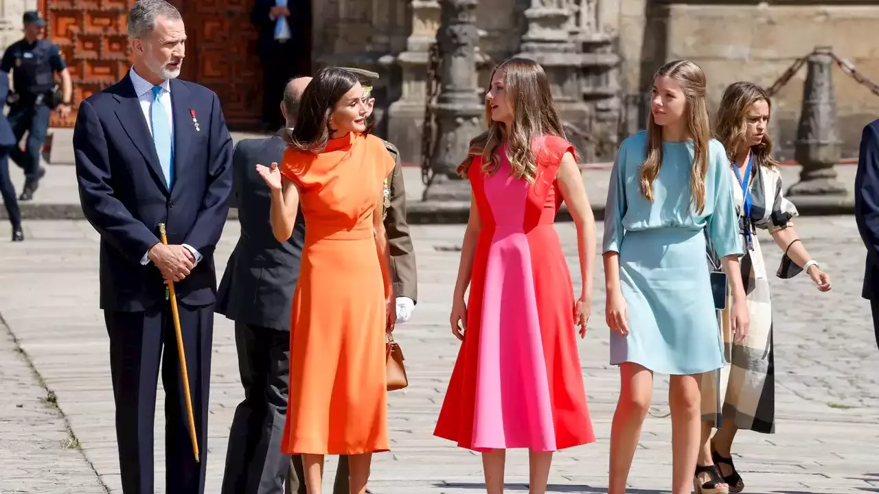 Letizia Leonor y Sofía a todo color los reyes y sus hijas celebran el Día de Galicia en Santiago