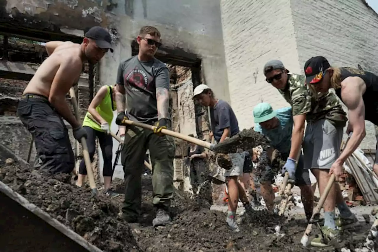 Young Ukrainians use techno parties to rebuild villages