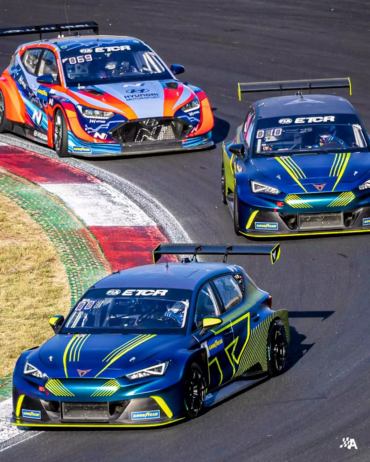 CUPRA battles heat to bag points at Vallelunga in FIA ETCR