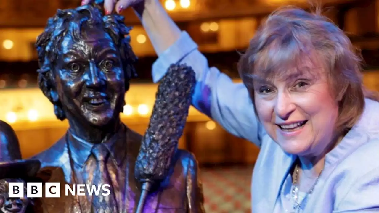 Sir Ken Dodd statue unveiled at Blackpool theatre he helped to save