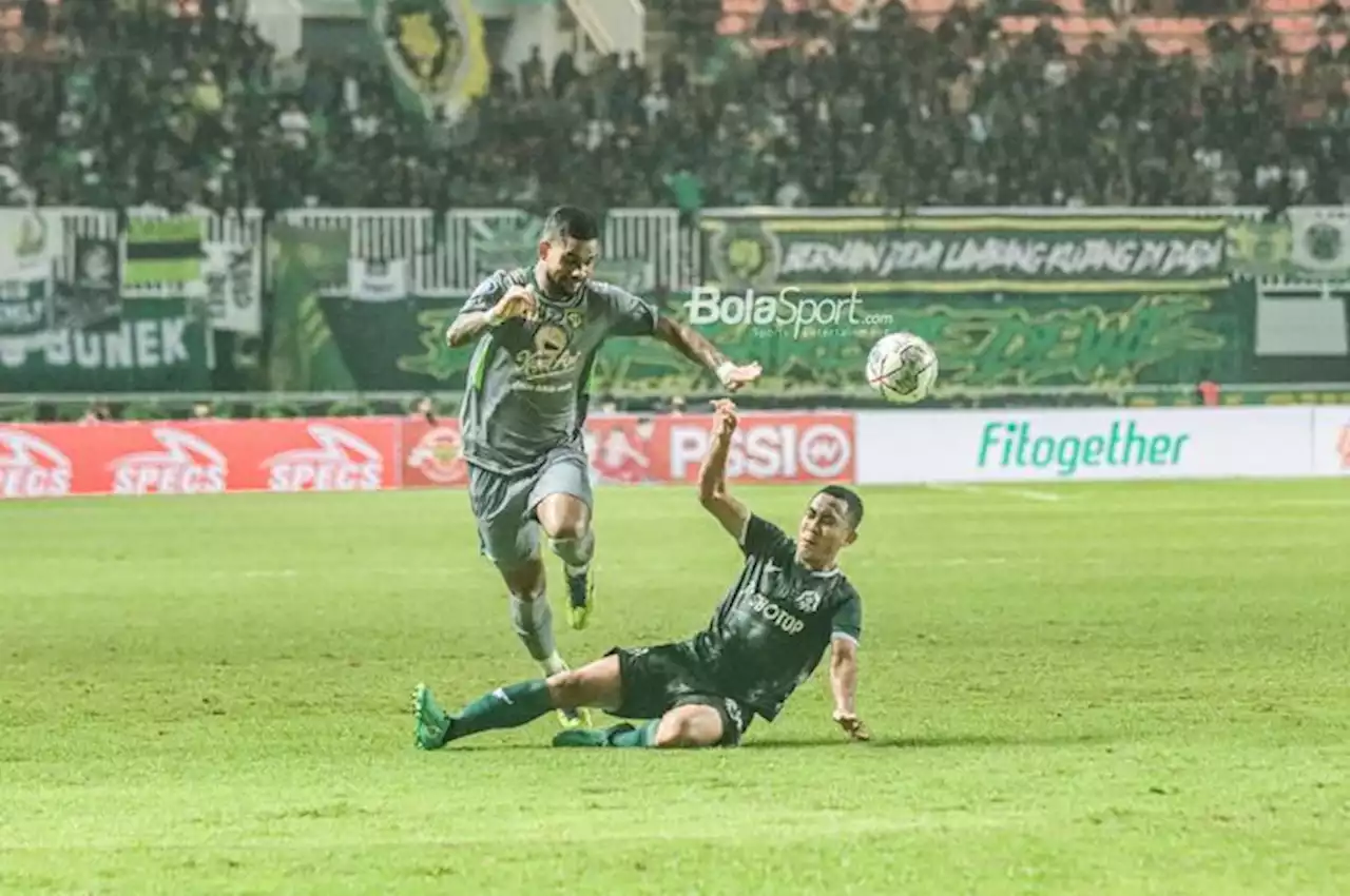 Pelatih Persebaya Pasang Badan Bela Pemainnya yang Jadi Kambing Hitam Kekalahan - Bolasport.com