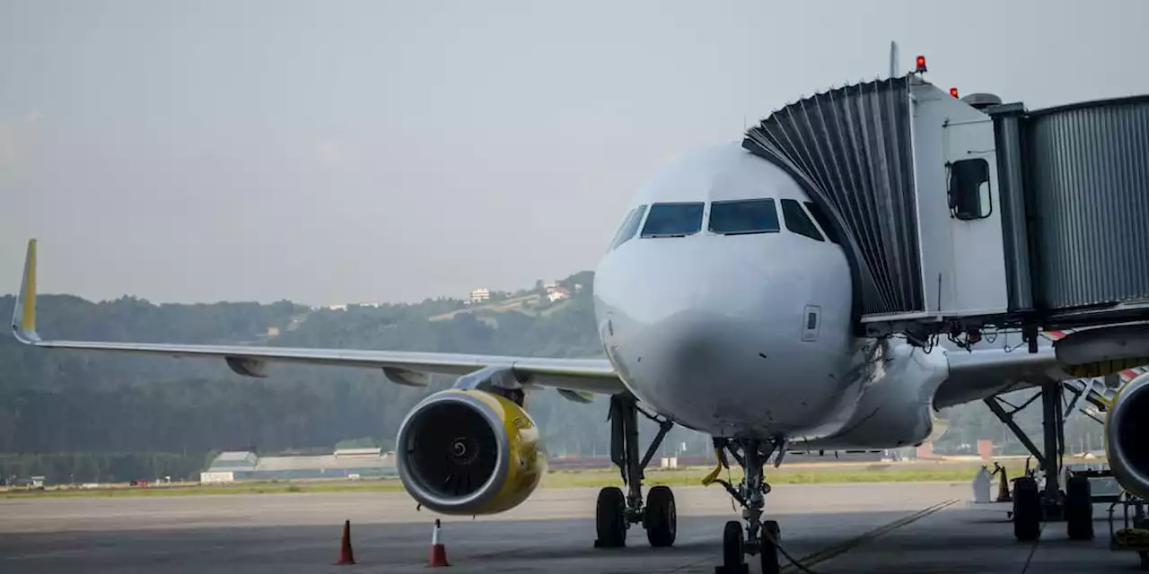 Pilot flüchtet nach Explosion im Flugzeug und lässt Passagiere zurück