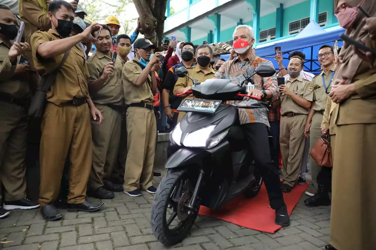 Ganjar Bangga Melihat Sepeda Motor Listrik Buatan Anak SMK di Banjarnegara