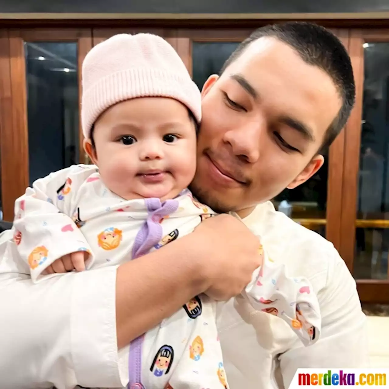 Foto : Momen Saaih Halilintar Momong Baby Ameena, Wajah Mirip Hingga Ramai Disebut Kembaran | merdeka.com