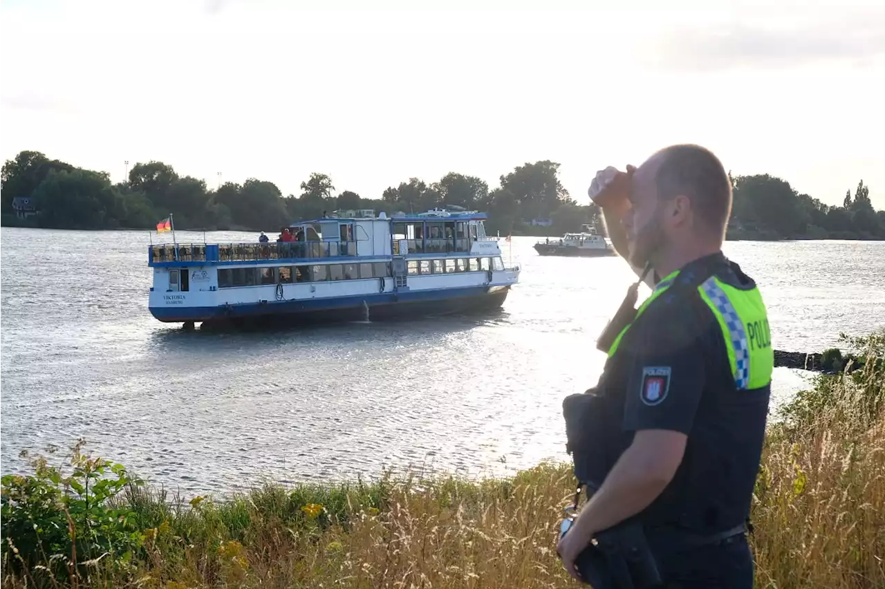 Ausflugsschiff auf der Elbe bleibt auf Sandbank stecken