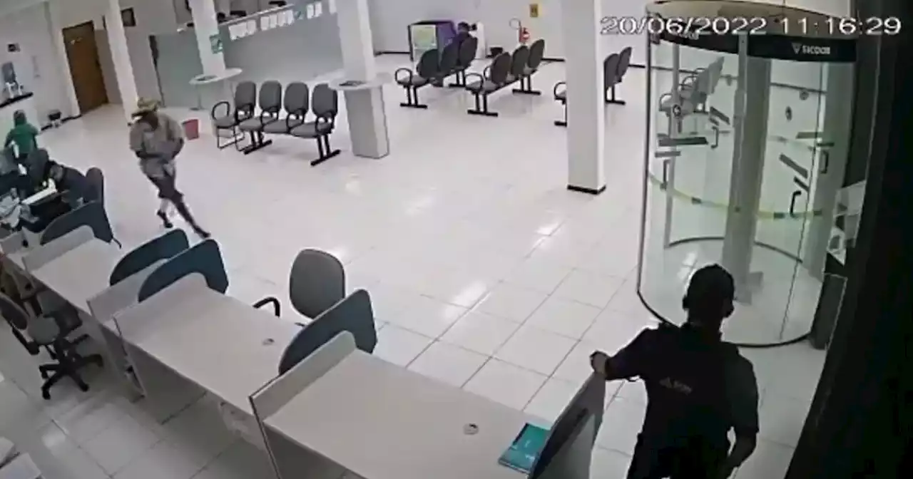 Vigilante frustra robo de banco al darle un tiro en el cuello a ladrón