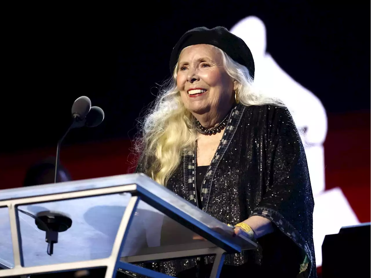 Joni Mitchell plays first full set at Newport Folk Festival after 2 decades away from stage