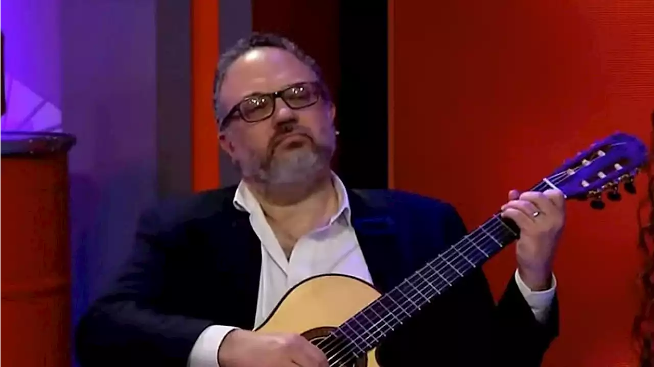 Matías Kulfas reapareció en la TV tocando la guitarra con su esposa: 'Es mejor que Alberto'