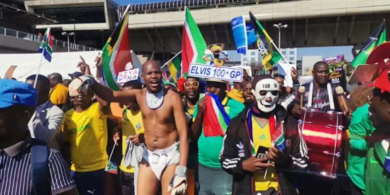 GALLERY: Fans at OR Tambo await the arrival of Wafcon winners Banyana Banyana - SABC News - Breaking news, special reports, world, business, sport coverage of all South African current events. Africa's news leader.