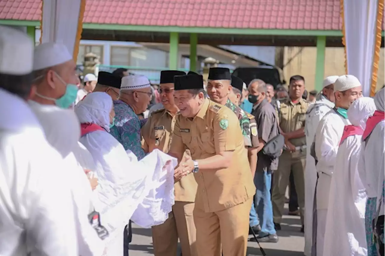 Wali Kota Padang Sidempuan Sambut Jamaah Haji Tiba di Tanah Air