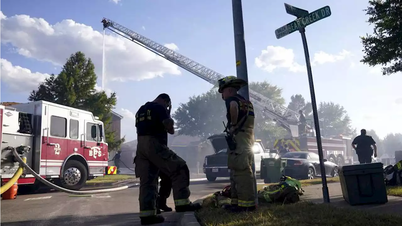 Grass fire torches as many as 20 Dallas-area homes