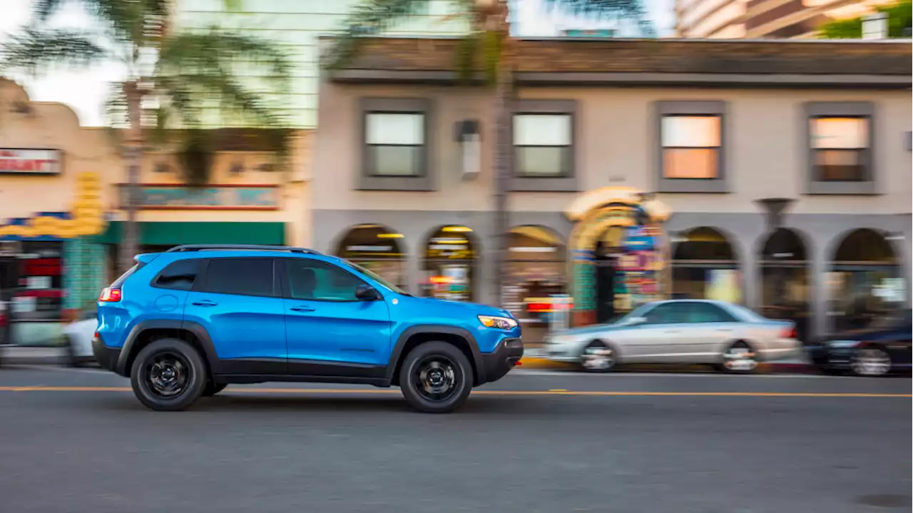 NHTSA investigates a million-plus Jeep Cherokees for parking brake issue | Autoblog