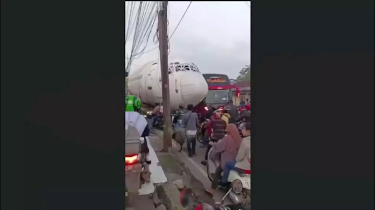 Heboh! Potongan Pesawat Lewat Jalan Raya Bikin Macet di Kawasan Bogor