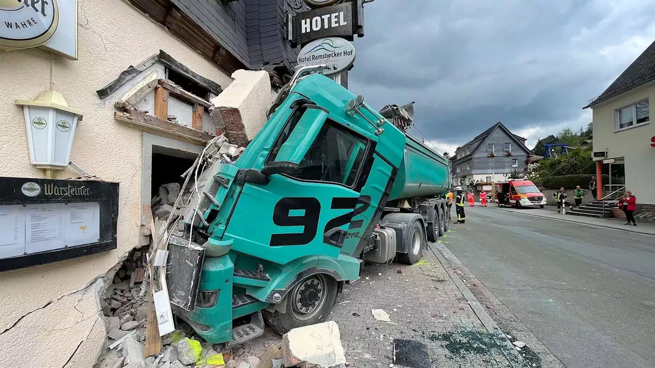 Lkw kracht in Ramsbeck in Hotel