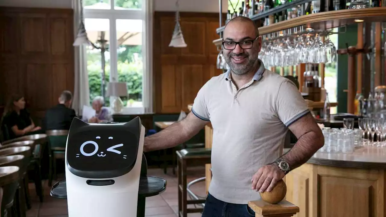 wie ein roboter als servicekraft im restaurant hilft