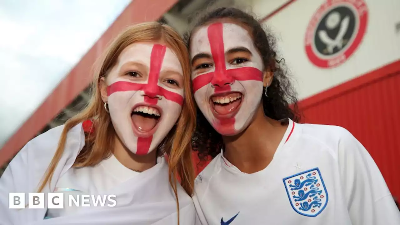 Euro 2022: England fans gather in Sheffield to watch semi-final