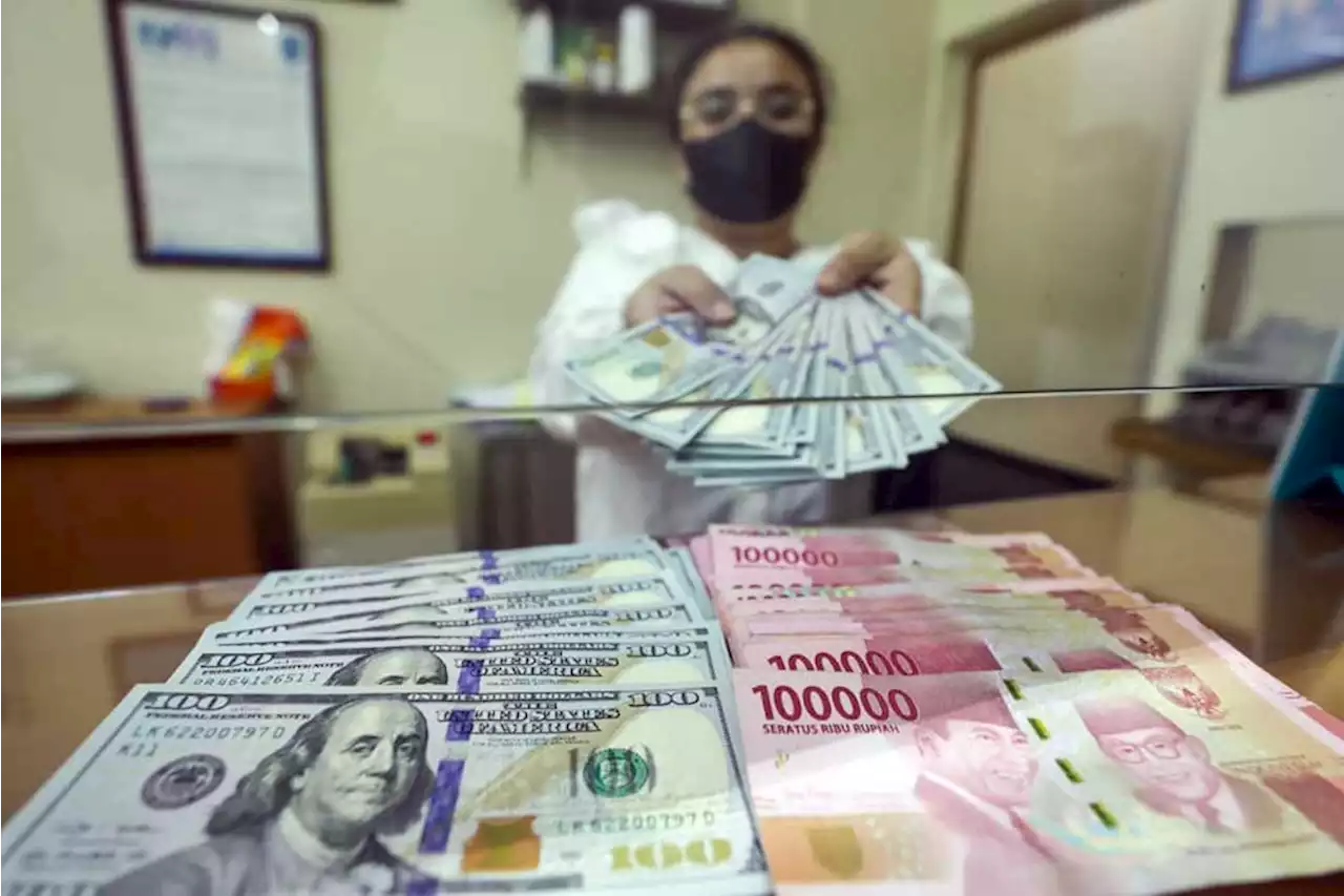 Rupiah Melemah Tembus Rp15.000 jelang The Fed Kerek Suku Bunga