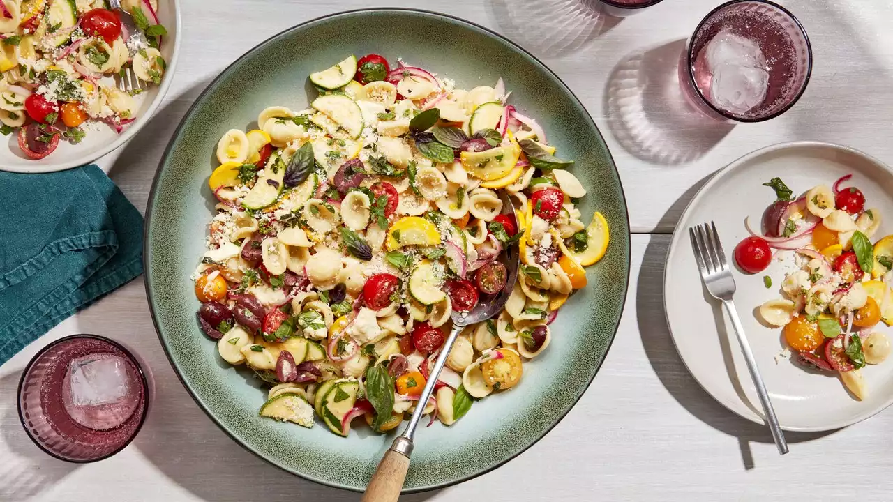 This Easy Pasta Salad Recipe Practically Makes Itself