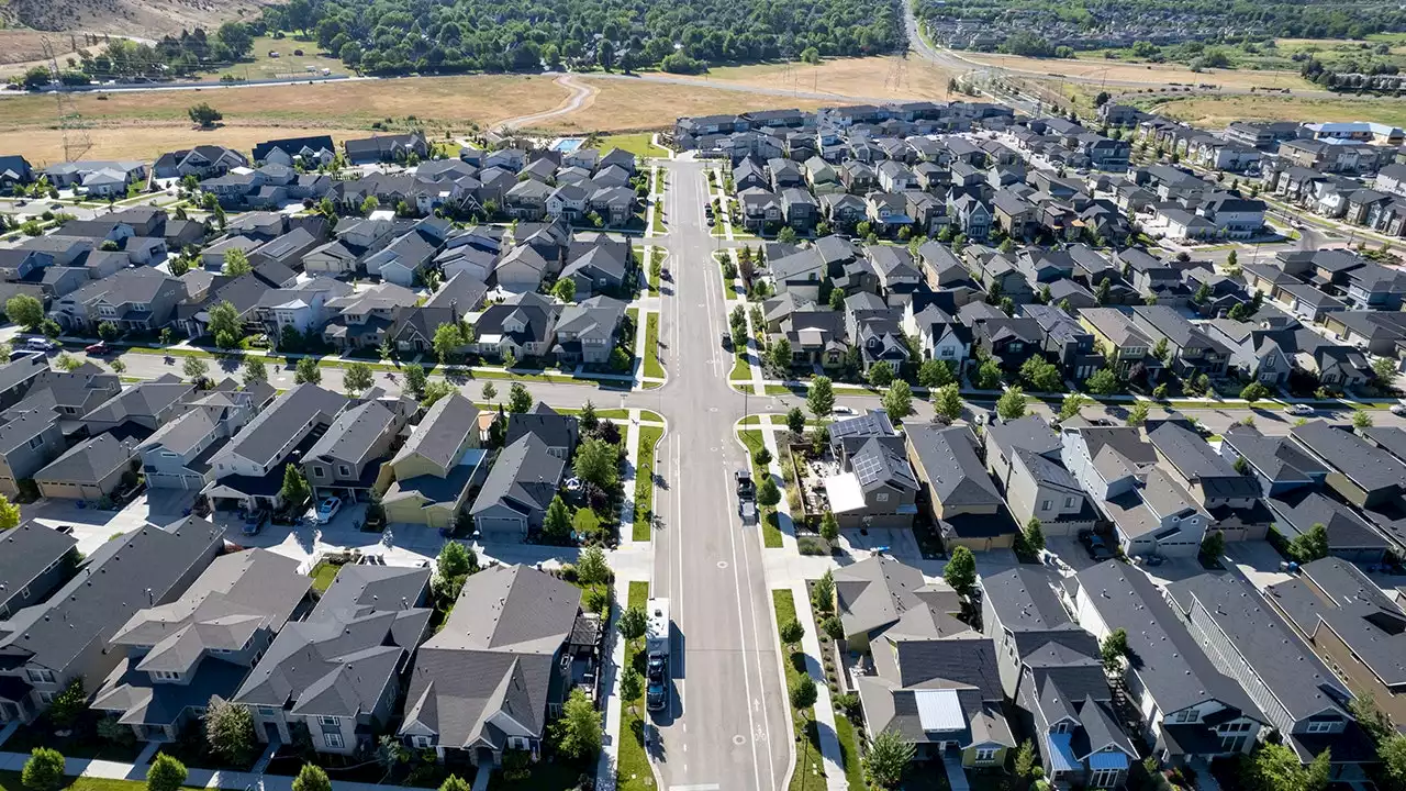 US new home sales drop to lowest level in 2 years