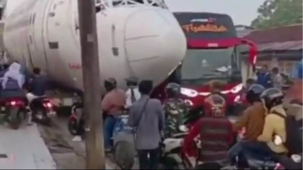 Heboh Badan Pesawat Bikin Macet Jalan Raya di Parung, Begini Penampakannya