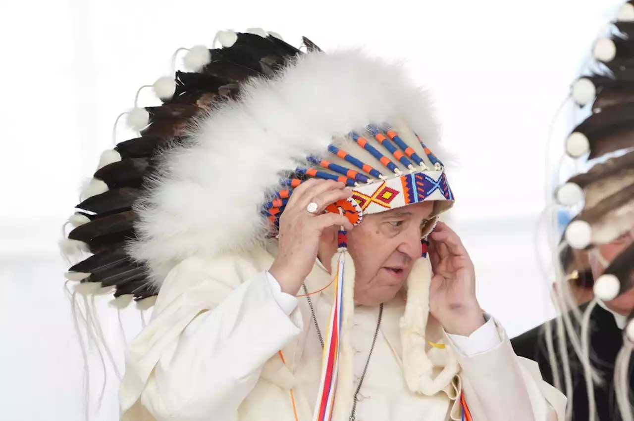 Pope draws fire for appearing in headdress in Canada