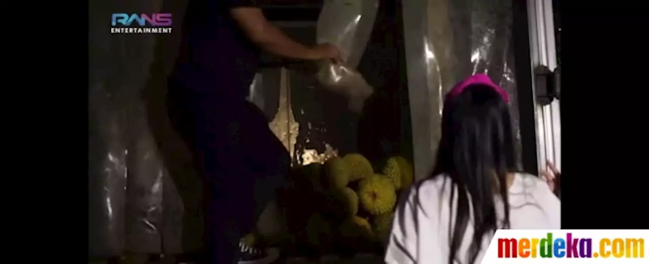 Foto : Nagita Slavina Ajak Karyawan Pesta Durian, Makannya Ngemper di Depan Rumah | merdeka.com