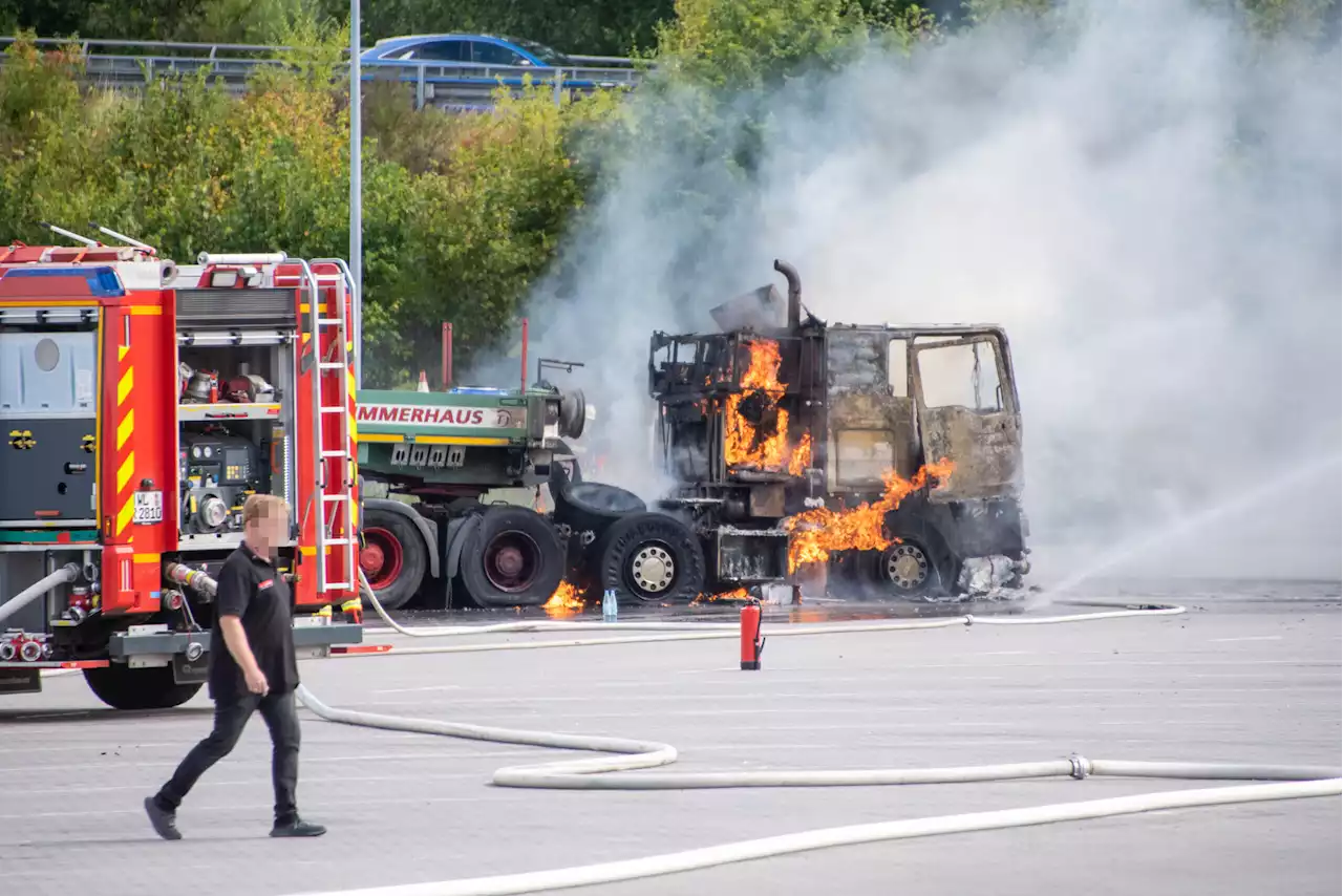 Fahrer startet Motor – plötzlich brennt der Laster