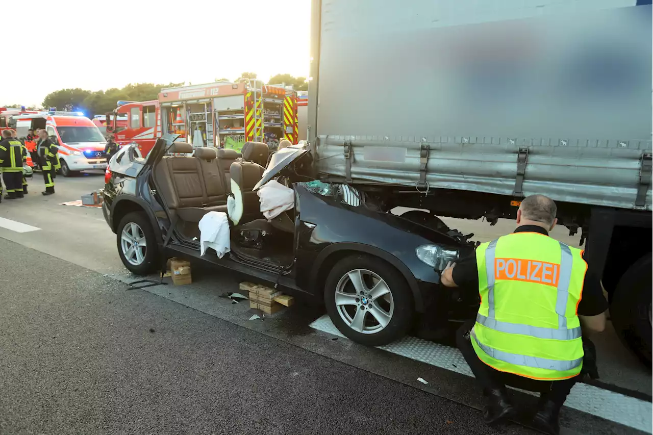 Familie gerät auf A1 unter Lkw – Fahrer schwer verletzt