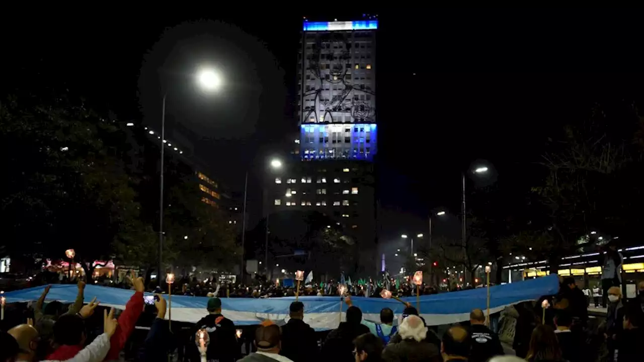 Miles de antorchas por Evita y para respaldar al gobierno del FdT | Multitudinaria marcha para homenajear a la abanderada de los humildes a 70 años de su muerte