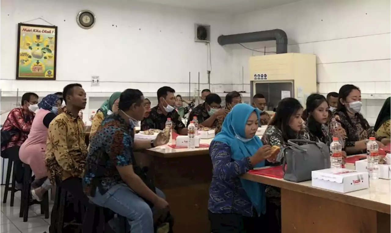 UMM Dampingi Warga Sragi Blitar Kembangkan Potensi Minuman Alami |Republika Online