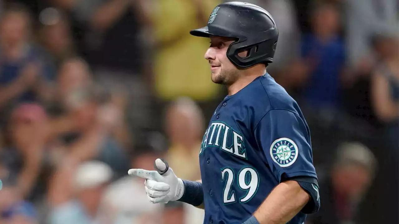 Mariners keep rolling, score 2 in ninth to beat Rangers 5-4