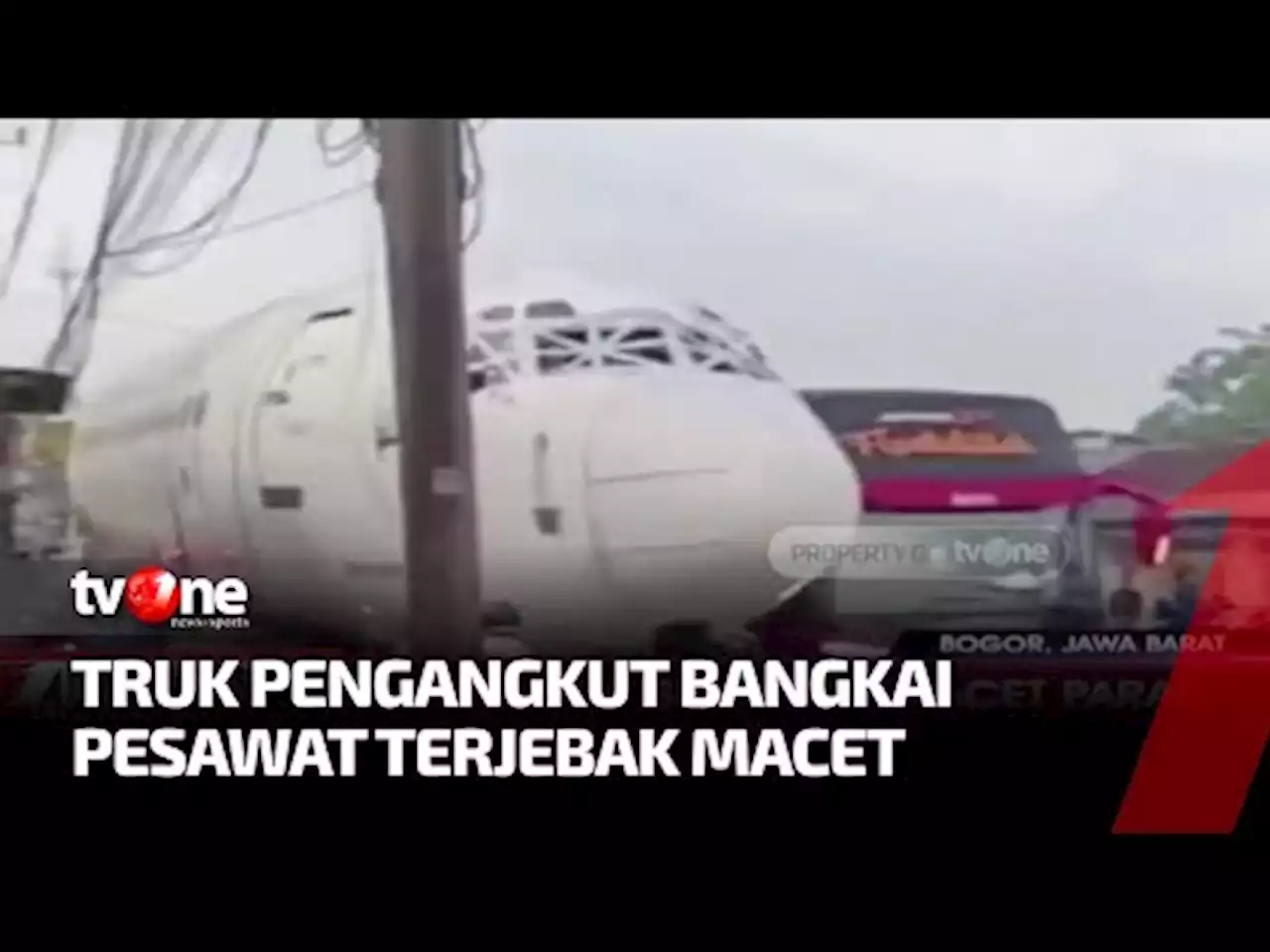 Truk Pengangkut Bangkai Pesawat Bikin Macet di Parung Bogor - tvOne