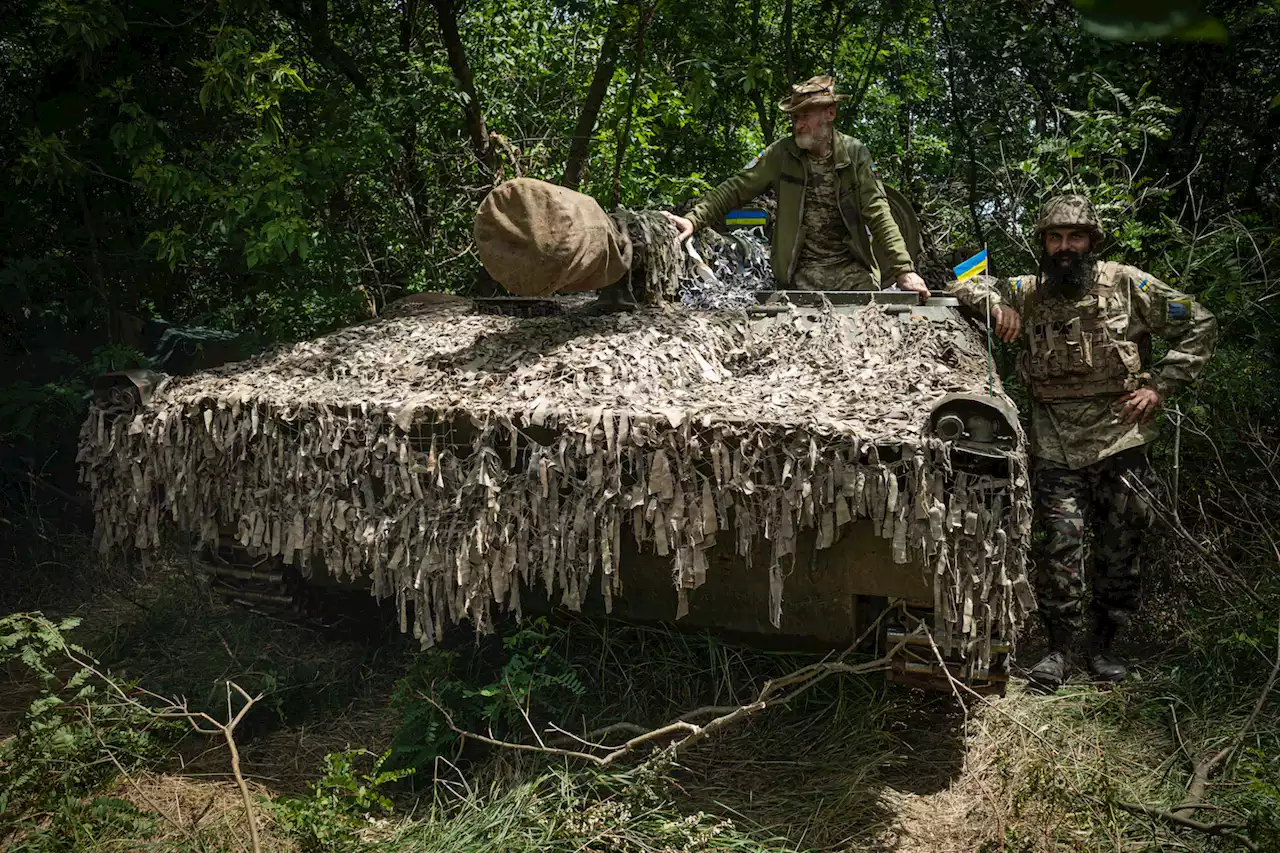 As they wait for weapons, Ukrainians hold the line with Soviet artillery